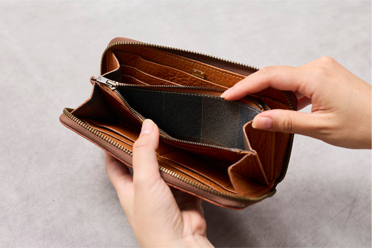 round fastener wallet