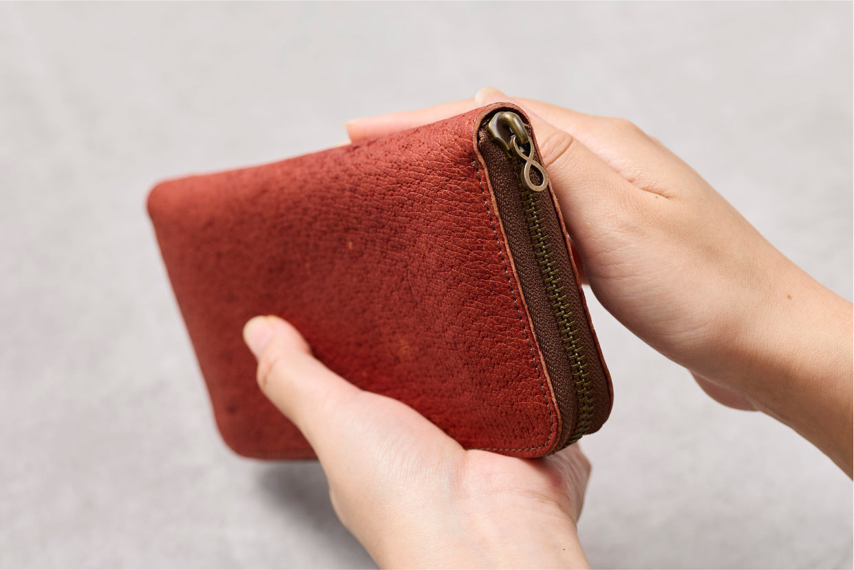 round fastener wallet
